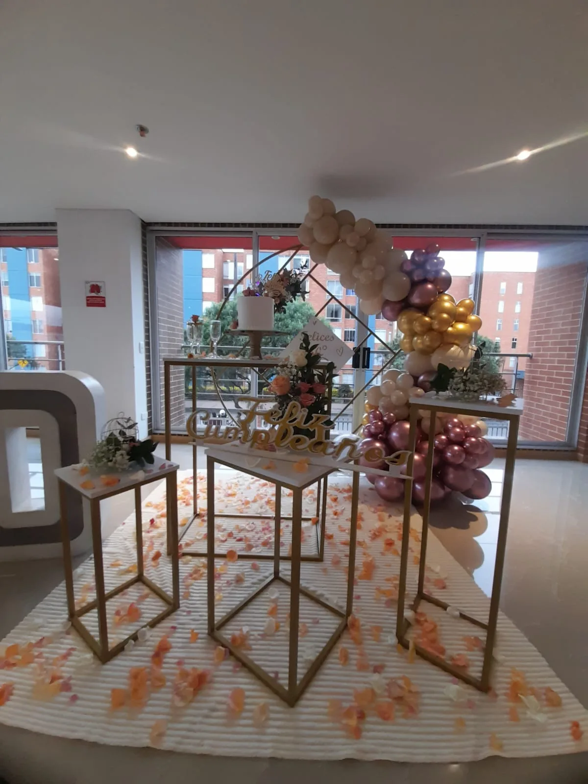 Decoración de celebración con globos dorados en Bogotá