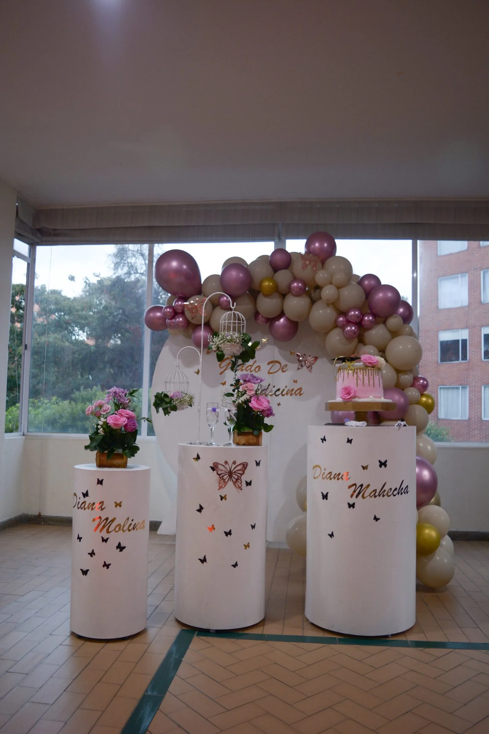 Decoración de grado con mariposas y flores en Bogotá