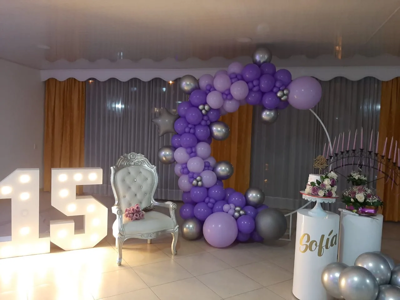 Mesa dulce decorada para eventos en Bogotá