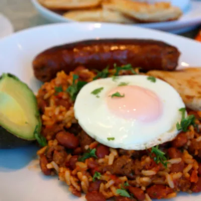 Desayuno arriero: calentado paisa, huevo, chorizo y arepa