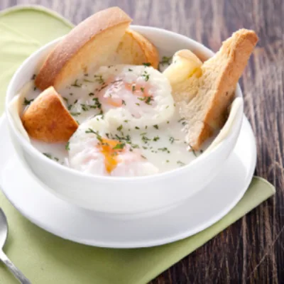 Desayuno casero: changua con cilantro y huevo, almojábana y fruta