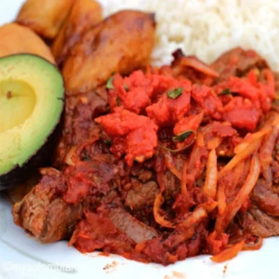 Desayuno especial: carne en bistec con arroz, maduro y huevos revueltos