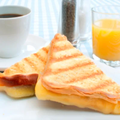 Desayuno express: sándwich, huevos pericos y frutas
