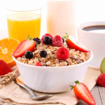 Desayuno ligero: cereal con yogurt, fruta y pan integral