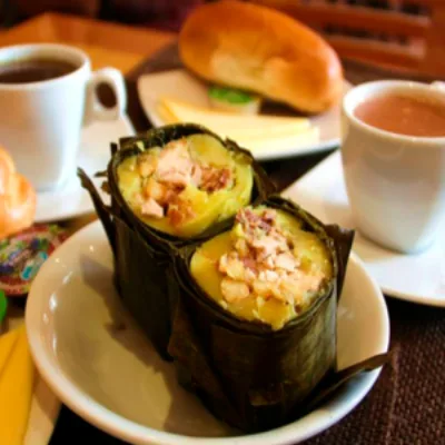 Desayuno rolo: tamal, arepa con queso y chocolate