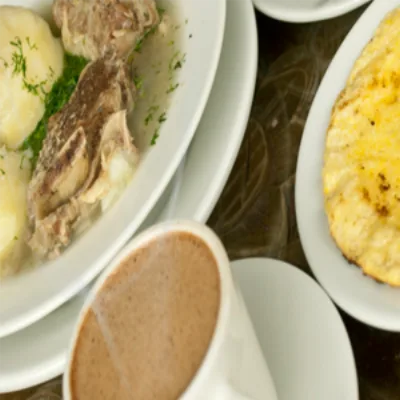 Desayuno tradicional: caldo de costilla, huevos campesinos y arepa