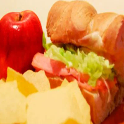 Refrigerio opción 1: sándwich, jugo de frutas, manzana y barra de granola