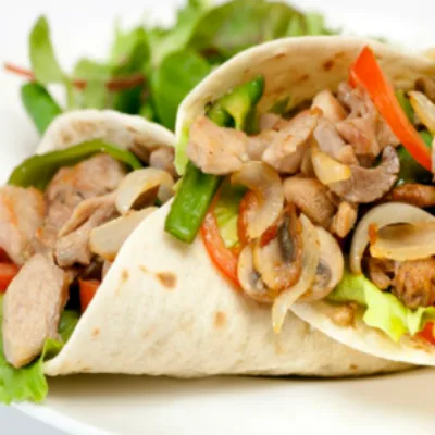 Refrigerio opción 2: wrap de pollo, papas fritas, té y mandarina