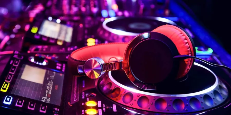 Miniteca y karaoke en Bogotá: cabina de DJ, luces e iluminación LED